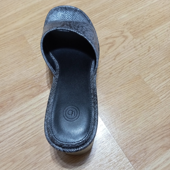 Urban Outfitters snakeskin pattern platform wedges. EUC. Size 7. - Picture 8 of 16